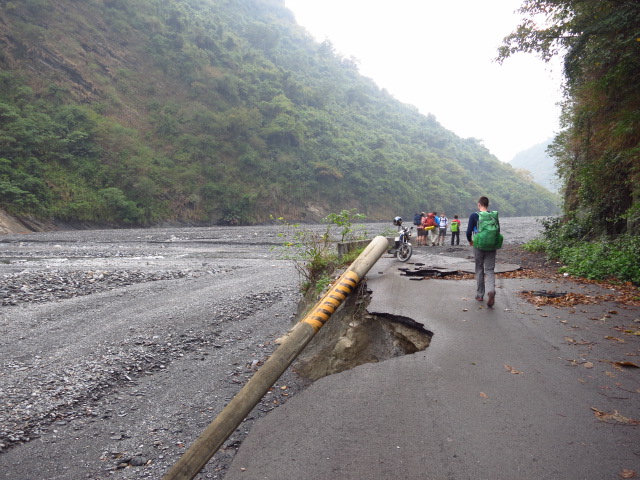 The new trailhead (the road to Xinhaocha was washed away from here onwards during Typhoon Morakot in 2009)